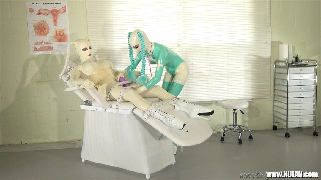 Latex Lara pleasing a tied up chick with a big vibrator - Photo #1584654