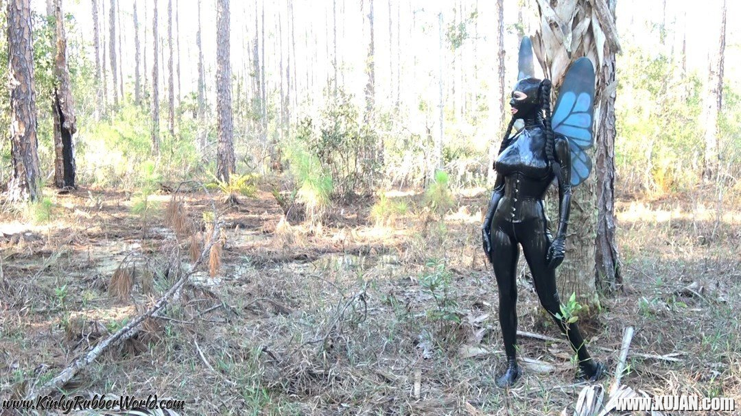 Beautiful MILF Latex Lara having fun with a horny guy outdoors - Photo #1584814