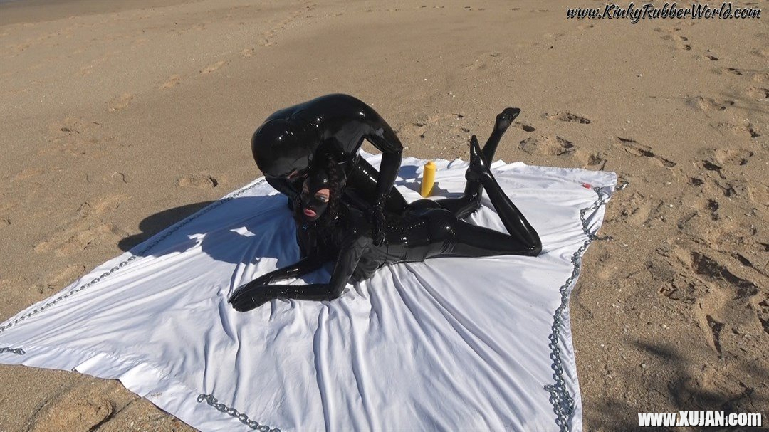 Kinky Latex Lara gets talked into jerking off a dick on the beach - Photo #1584938