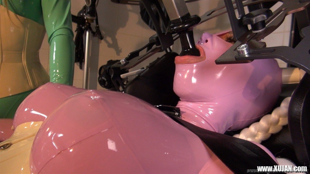 Horny Latex Lara getting pleased with toys by two friends - Photo #1584983
