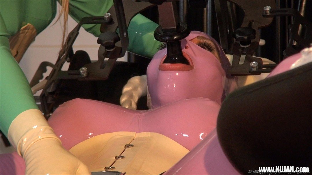 Horny Latex Lara getting pleased with toys by two friends - Photo #1584984