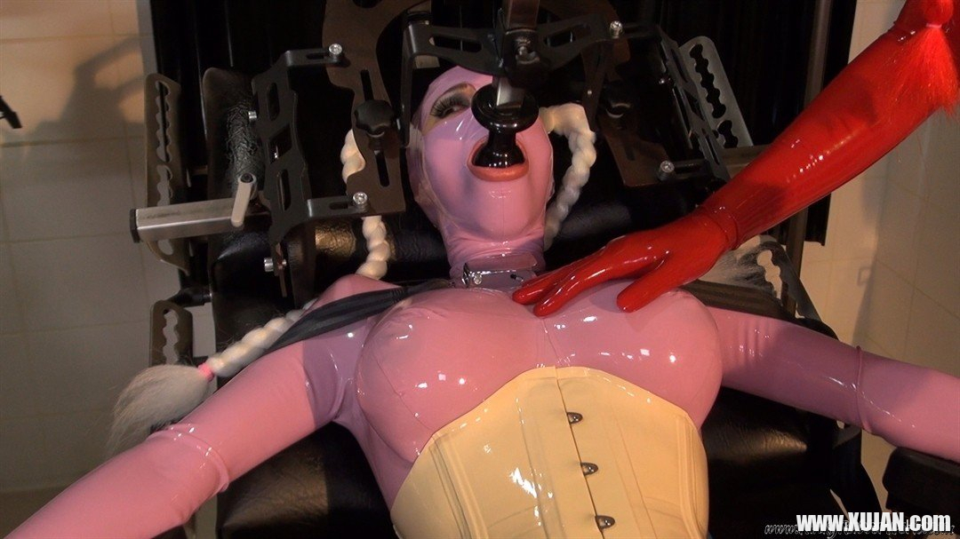 Horny Latex Lara getting pleased with toys by two friends - Photo #1584989