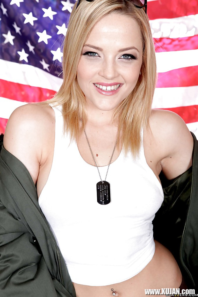Blond babe Alexis Texas strips and shows her amazing booty - Photo #1586167