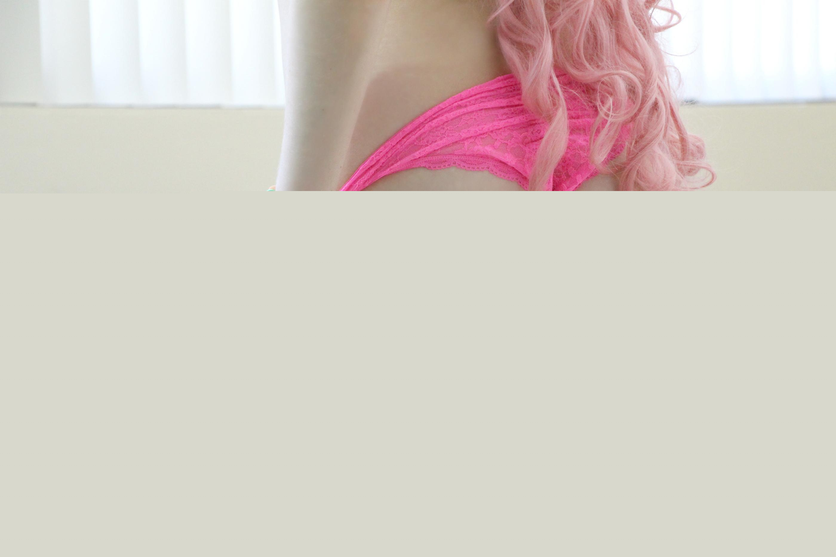 Pink haried Kayla Kiss shows her boobs and licks a lollipop - Photo #1590772