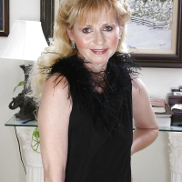 Elegant senior lady Lynn from OlderWomanFun