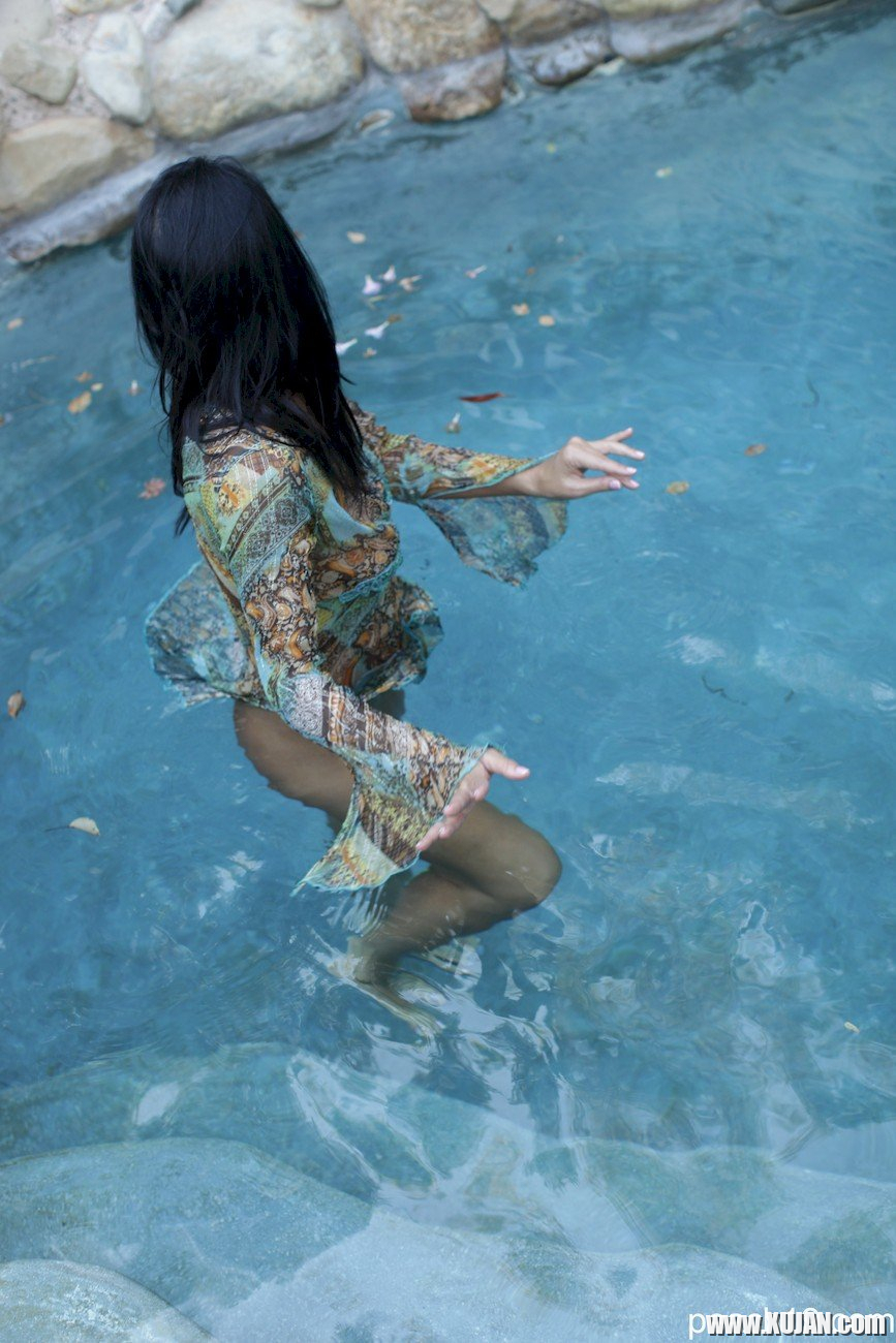 Stunning chick Sophia Bella wears a dress in the pool - Photo #1610678