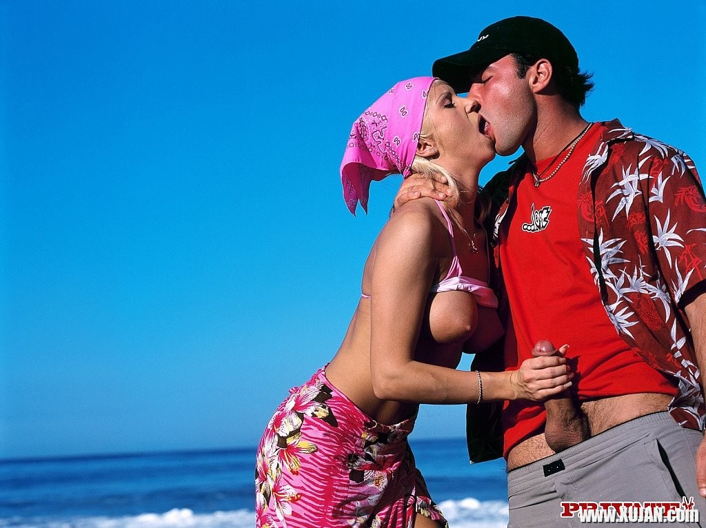 Alexa Weix fucked by her boyfriend on the beach - Photo #1611307