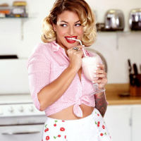 Pinup babe Kissa Sins shows you her milkshake