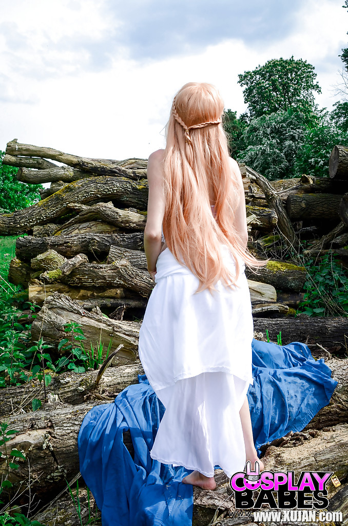 Blonde cosplay model Jessica Jensen parting pink labia lips outdoors - Photo #1617970