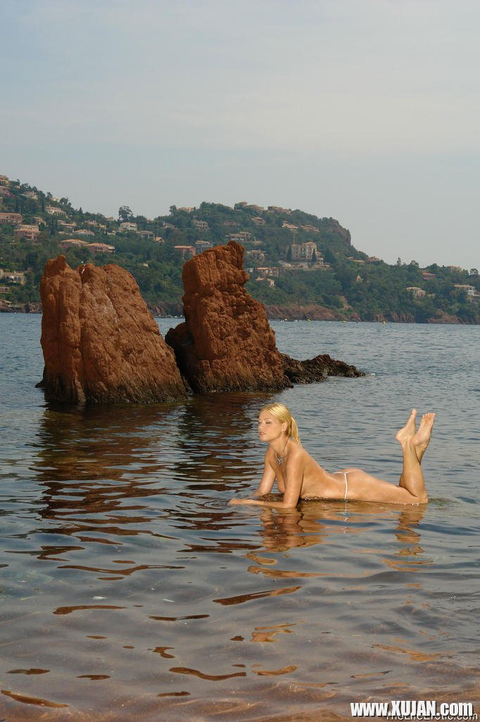 Seductive blonde Adriana Malkova poses on the beach - Photo #1618347