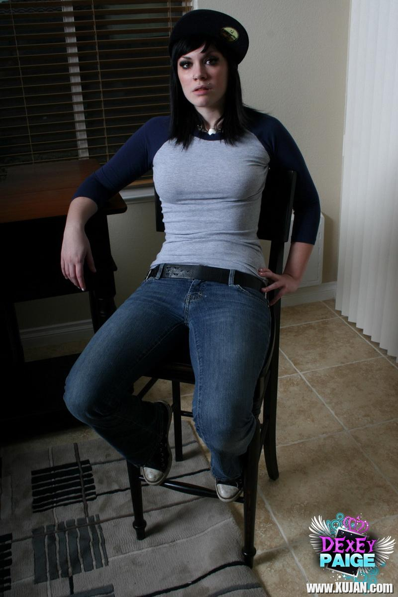 Dexey Paige shows off her delicious little ass as she pulls down her tight jeans - Photo #1631498