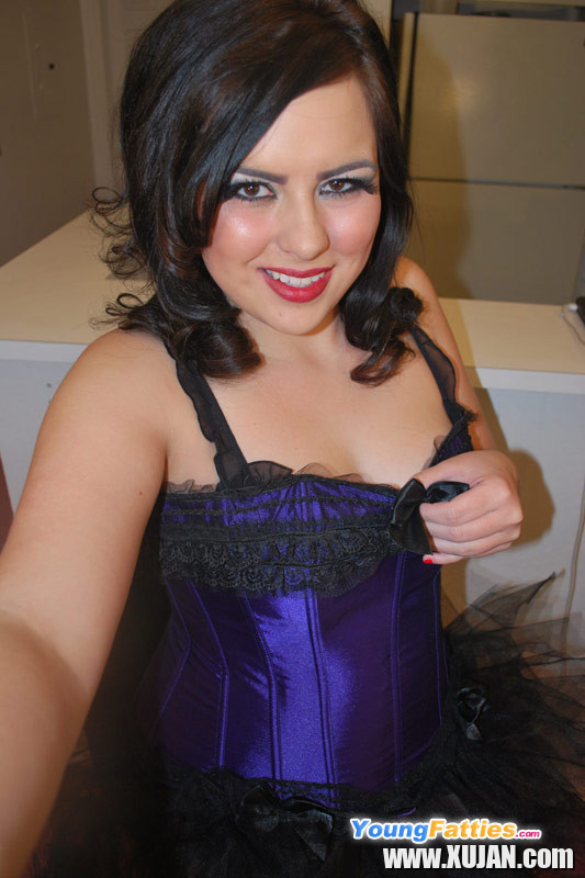 Plump teen posing in beautiful blue lingerie - Photo #1632122