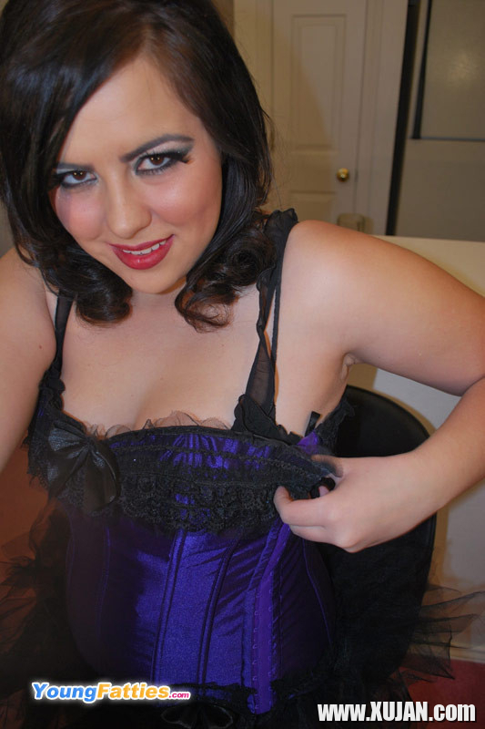 Plump teen posing in beautiful blue lingerie - Photo #1632123