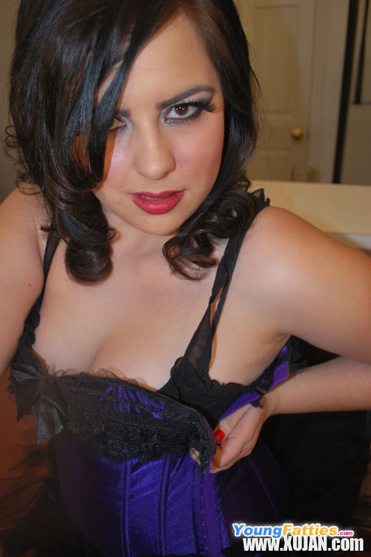 Plump teen posing in beautiful blue lingerie - Photo #1632124
