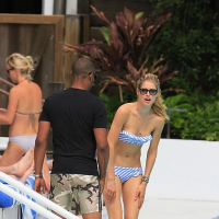 Beautiful Doutzen Kroes showing her curvy body wearing blue bikini by the pool i
