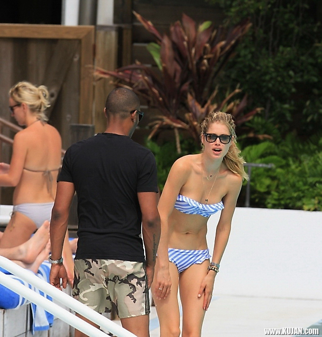 Beautiful Doutzen Kroes showing her curvy body wearing blue bikini by the pool i - Photo #1632410