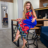 Blonde Nikki Dikki masturbates in gold high heels