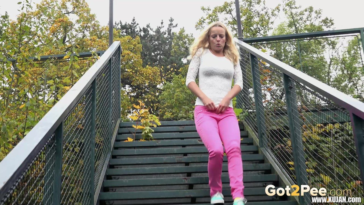 Amy Pink in tight pink pants taking a leak - Photo #1637012