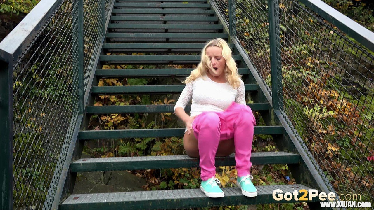 Amy Pink in tight pink pants taking a leak - Photo #1637013