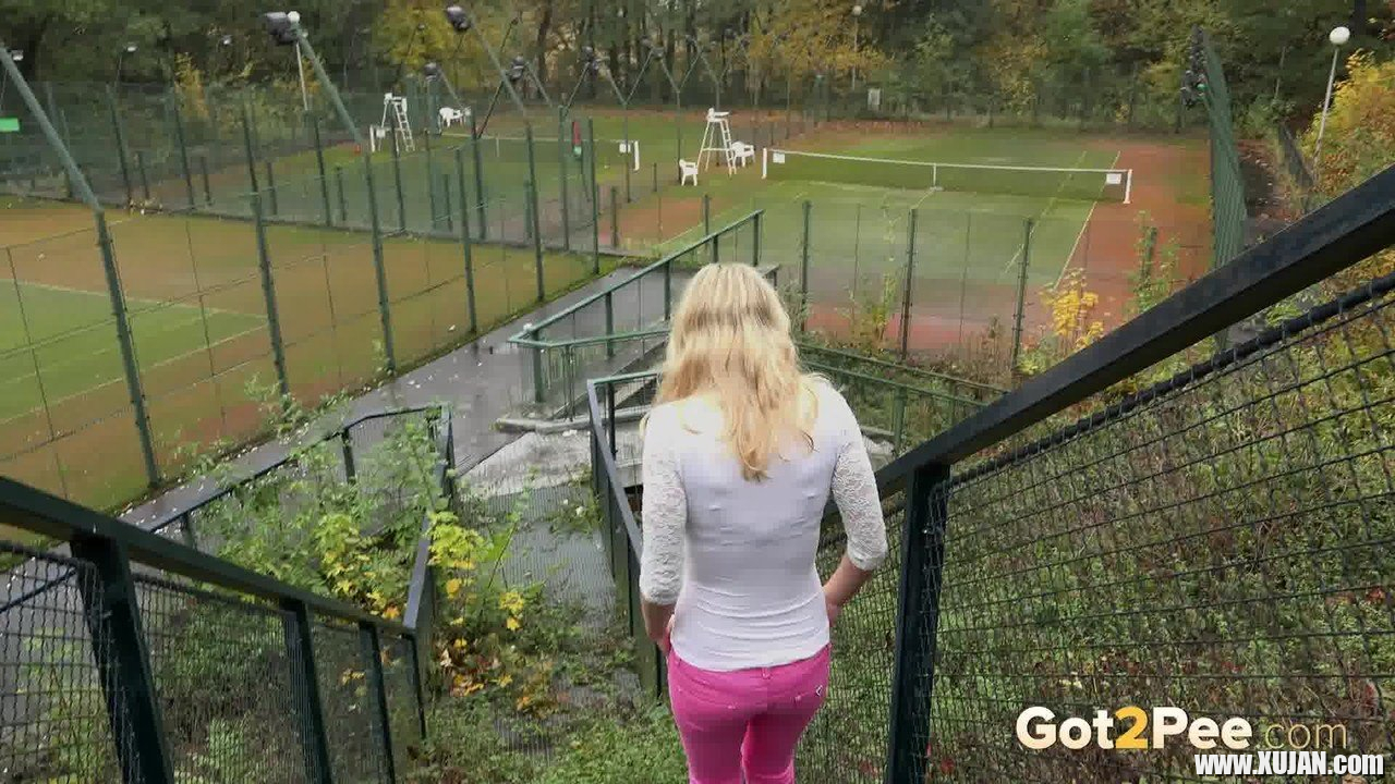 Amy Pink in tight pink pants taking a leak - Photo #1637026