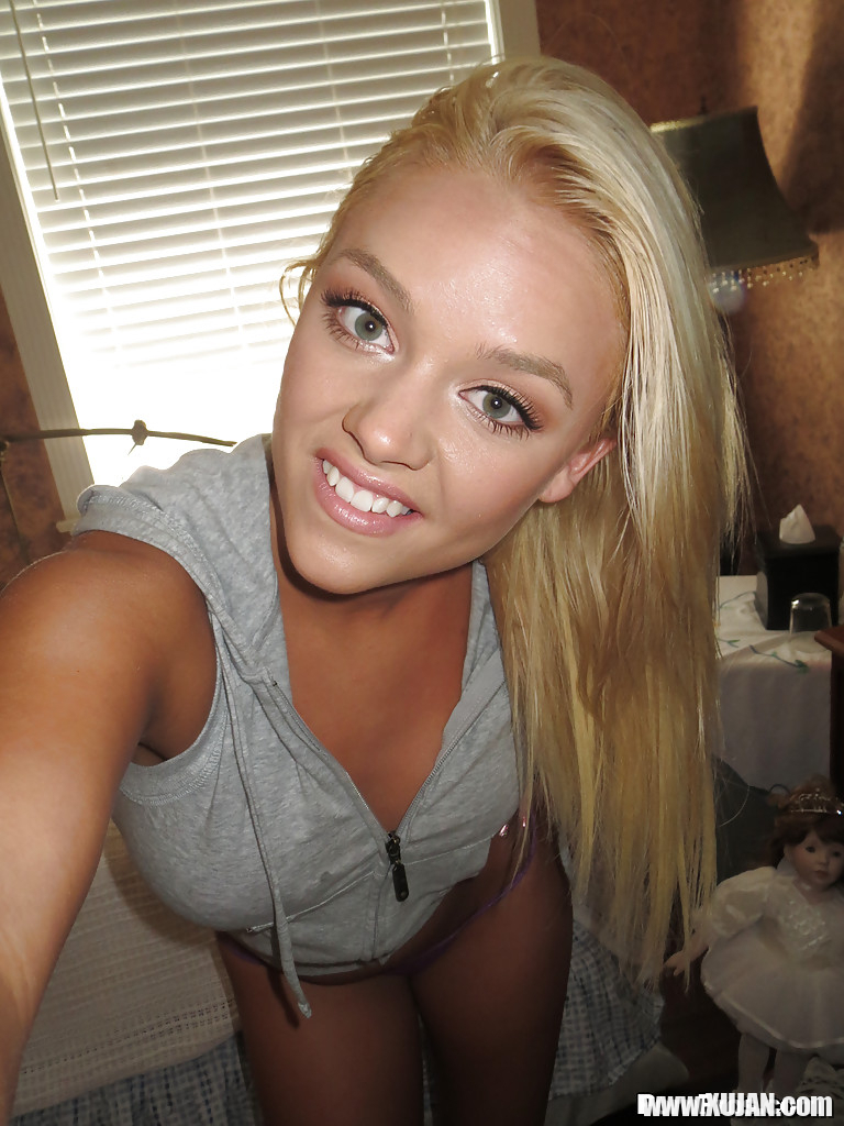 Alexis Monroe is doing some fantastic self shots while naked - Photo #1638662