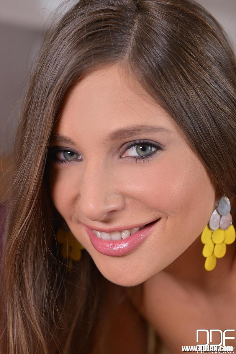 Babe with sexy eyes shows pussy - Photo #1642309
