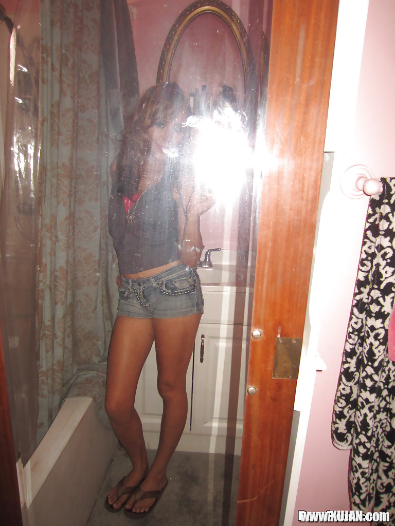 Gorgeous Latina Ella Milano is doing some self shots in close up - Photo #1646572