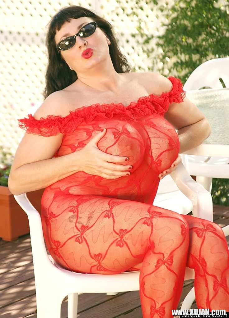 Fat mature Betty Boobs in red fishnet getting nasty outdoors - Photo #1646792