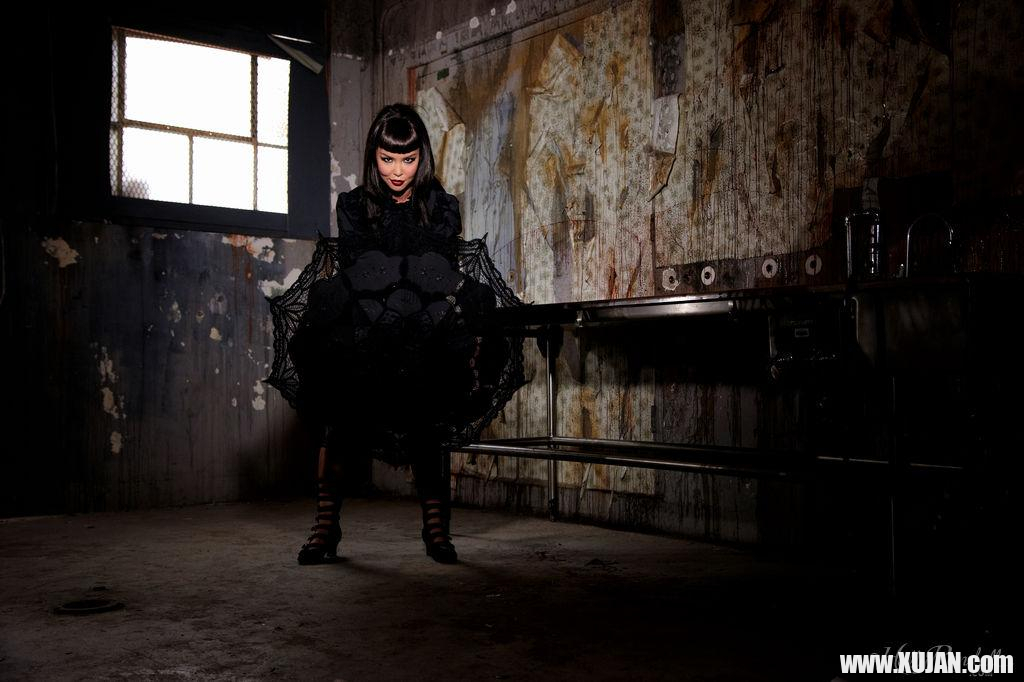 Hot asian pinup Masuimi Max exposes her body in this grunge set - Photo #1648768