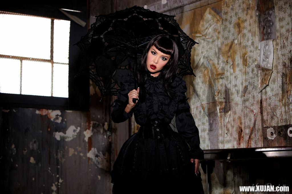 Hot asian pinup Masuimi Max exposes her body in this grunge set - Photo #1648770