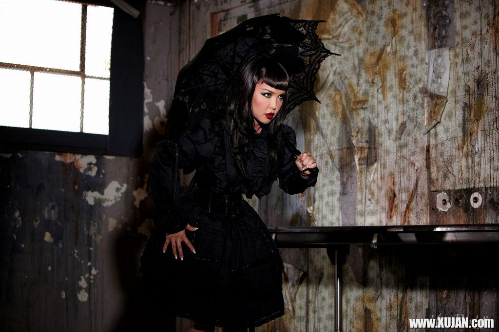 Hot asian pinup Masuimi Max exposes her body in this grunge set - Photo #1648782