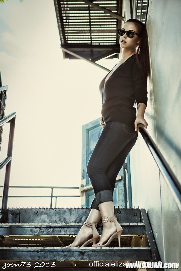 Gorgeous Elizabeth Marxs showing her big tits on the stairs - Photo #1657312