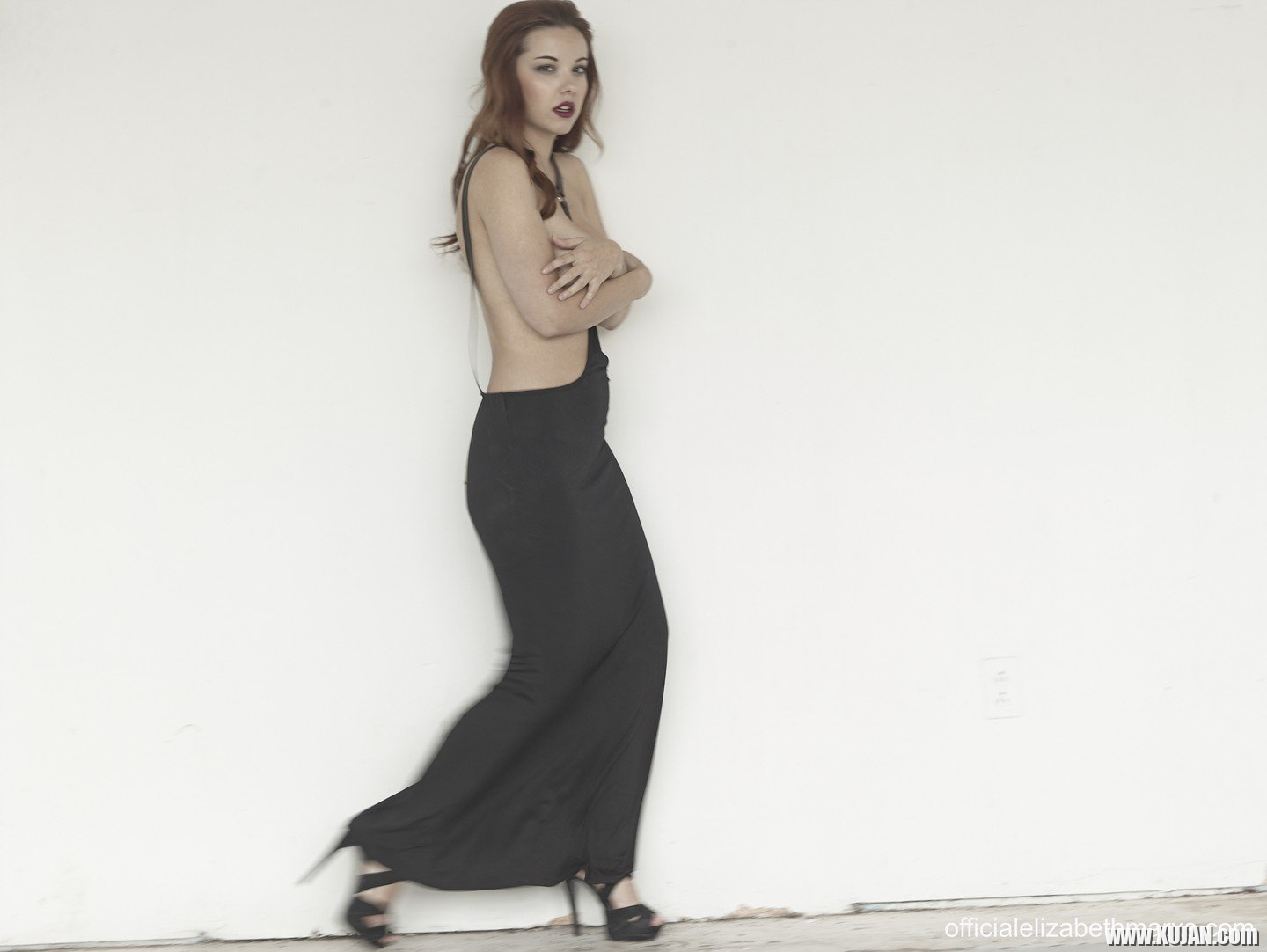 Stunning babe Elizabeth Marxs strips and unveils her big tits - Photo #1657443