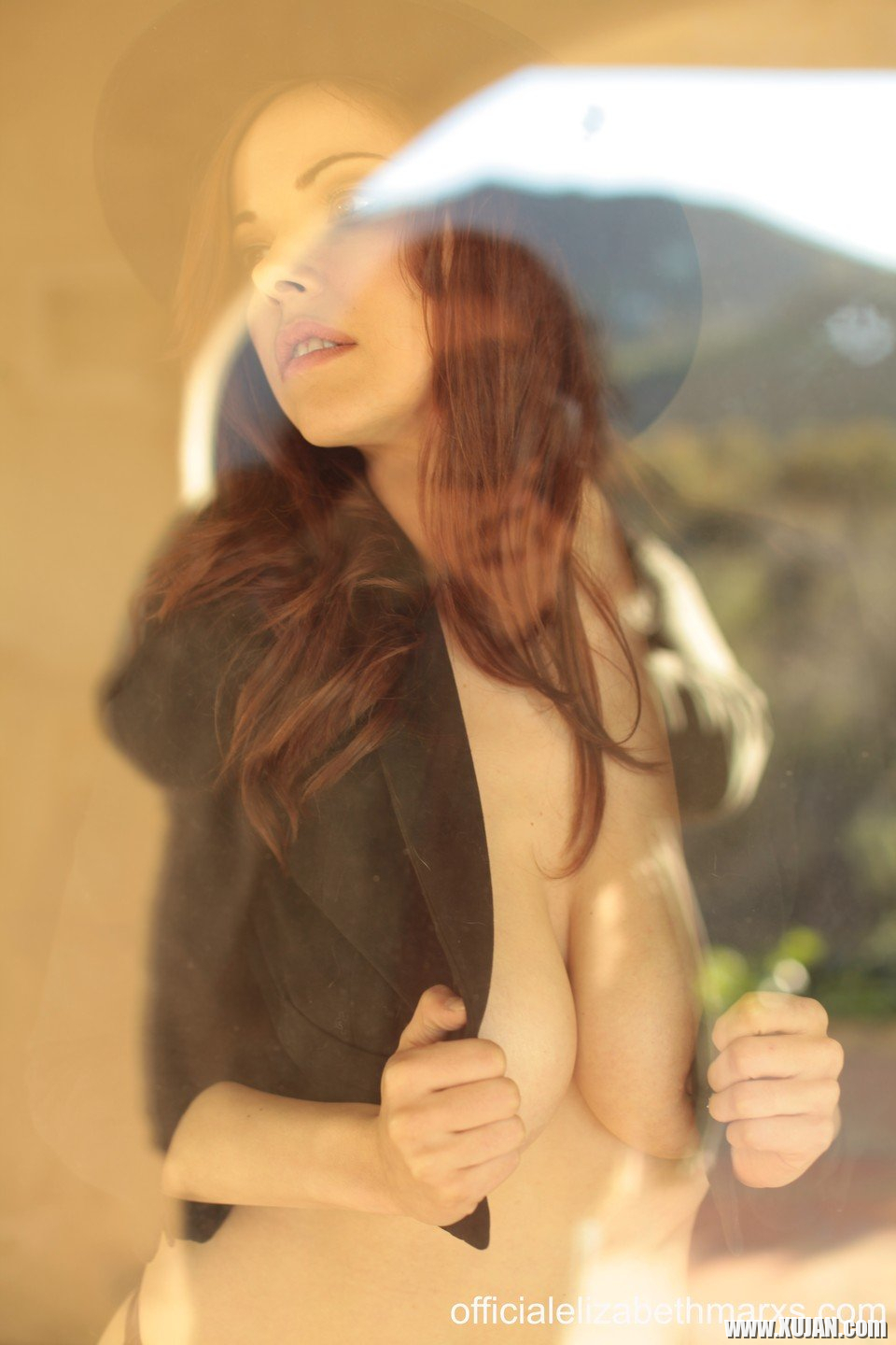 Nothing makes Elizabeth Marxs happier than showing her big tits - Photo #1657569