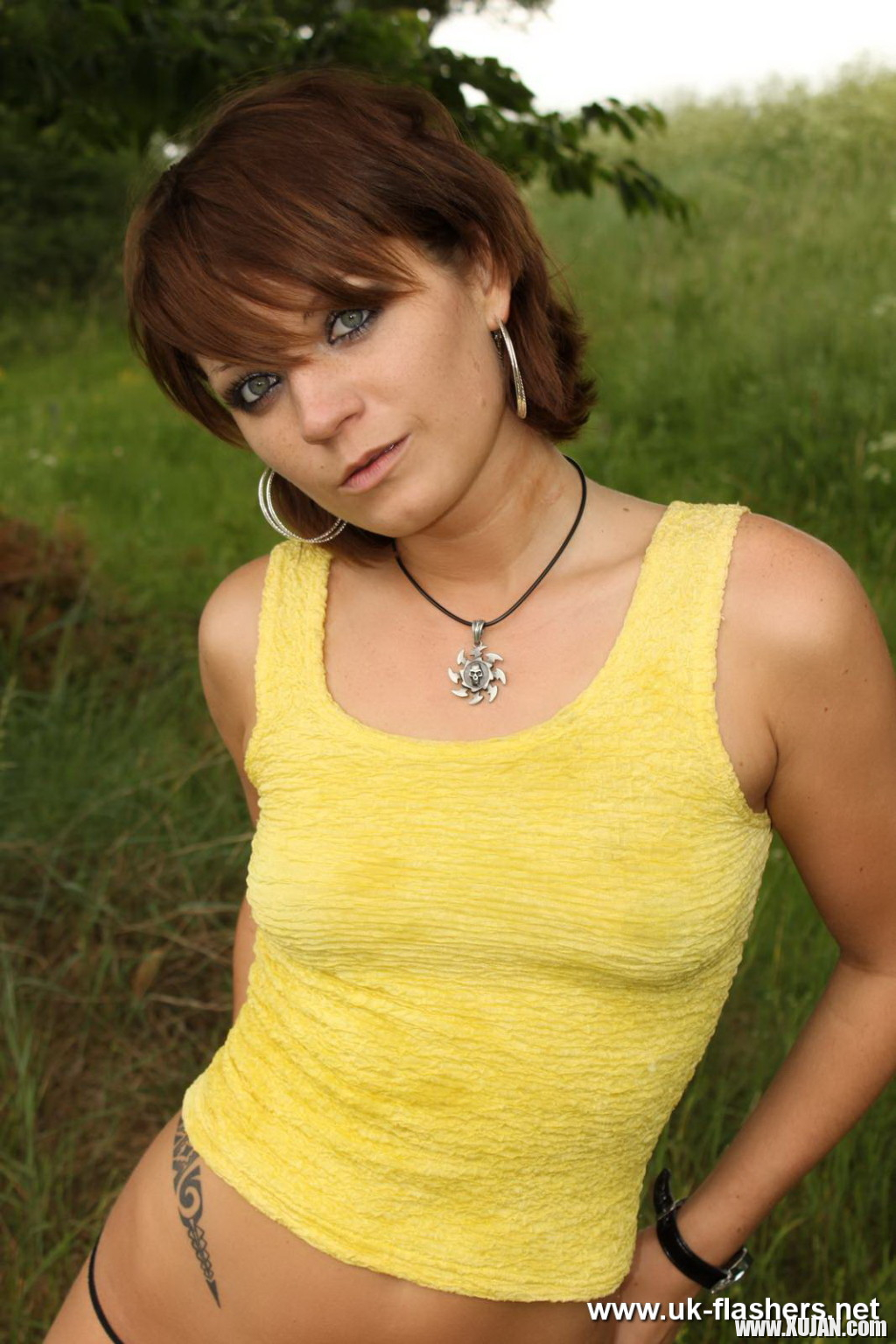 Amateur cutie poses nude in the sunshine in a public park - Photo #1668451