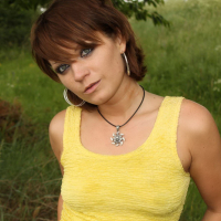 Amateur cutie poses nude in the sunshine in a public park