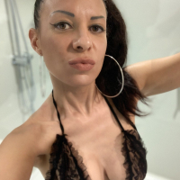 Lovely chick Ashley Grey unveils her irresistible figure
