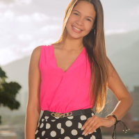 Hot teen Kiara Lorens strips for you outside