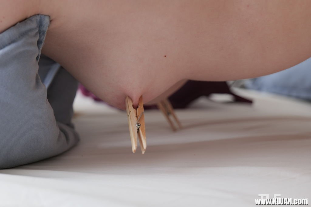 Kinky Ginger Mary plays with laundry pegs - Photo #1681977