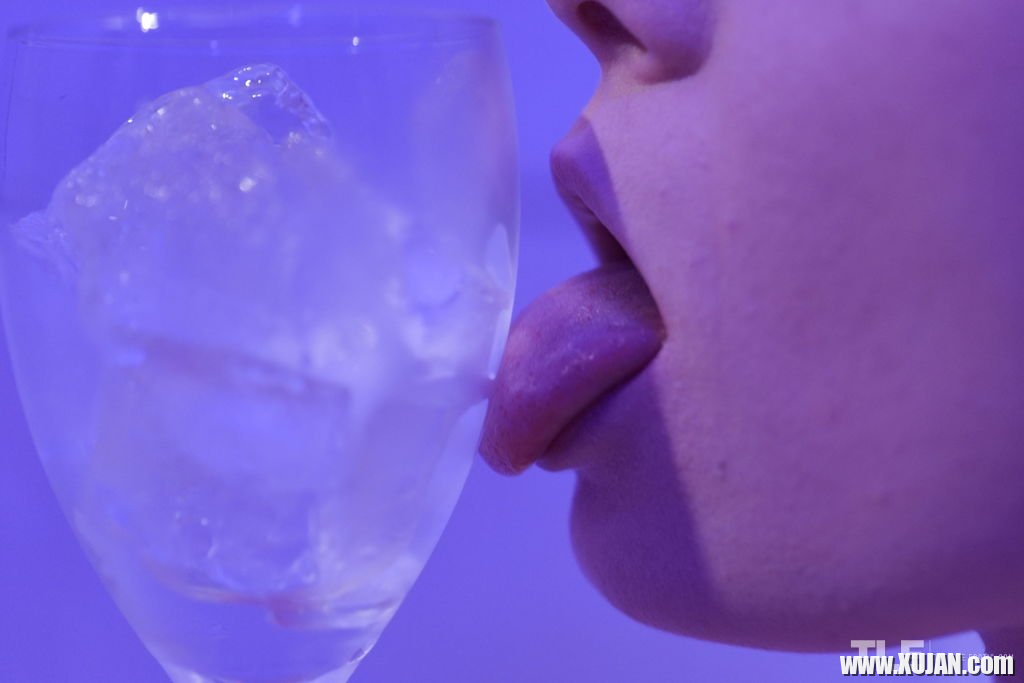 Ginger Mary in a bathtub rubbing her holes and tits with an ice cube - Photo #1682036