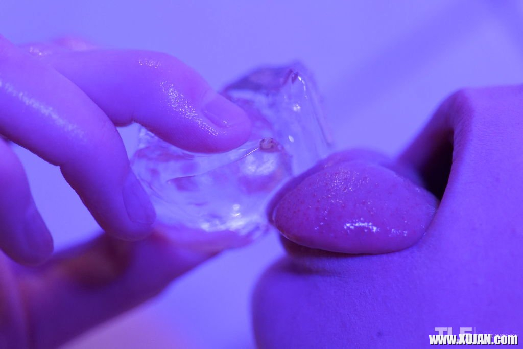 Ginger Mary in a bathtub rubbing her holes and tits with an ice cube - Photo #1682048