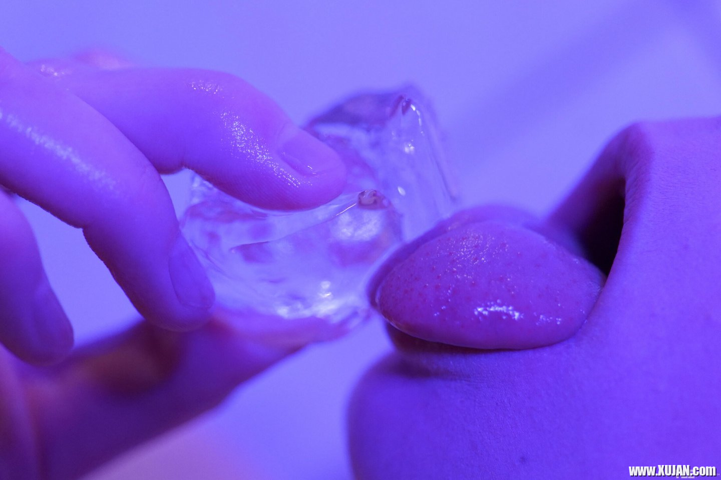 Horny babe Ginger Mary enjoys playing with ice cubes in hot bath tub - Photo #1682068