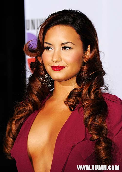 Demi Lovato exposing sexy body and huge cleavage in nice red dress - Photo #1682843
