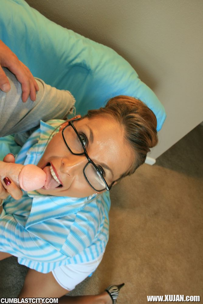 Seductive MILF in glasses gets bukkaked after a great blowjob - Photo #1685304