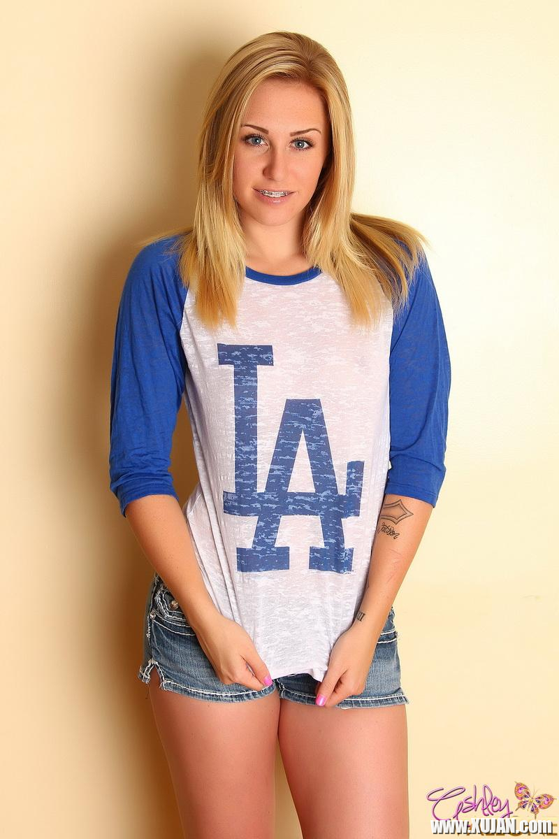 Blonde babe Ashley Vallone teases in her LA tshirt - Photo #1686879