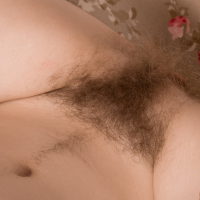 Alice Wonder strips and shows off her hairy body
