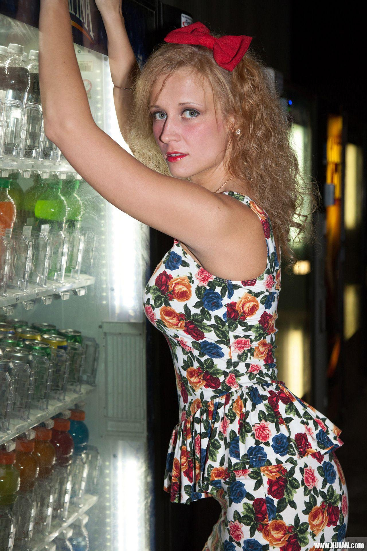 Blonde hottie Alice Wonder has fun out and about - Photo #1692855