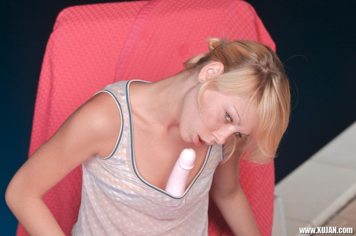 Pictures of teen girl Alice Wonderbang pleasuring her pussy with a sextoy - Photo #1693188
