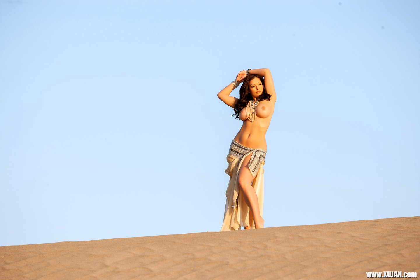 Beautiful babe Aria Giovanni seductively gets nude in the desert - Photo #1694028