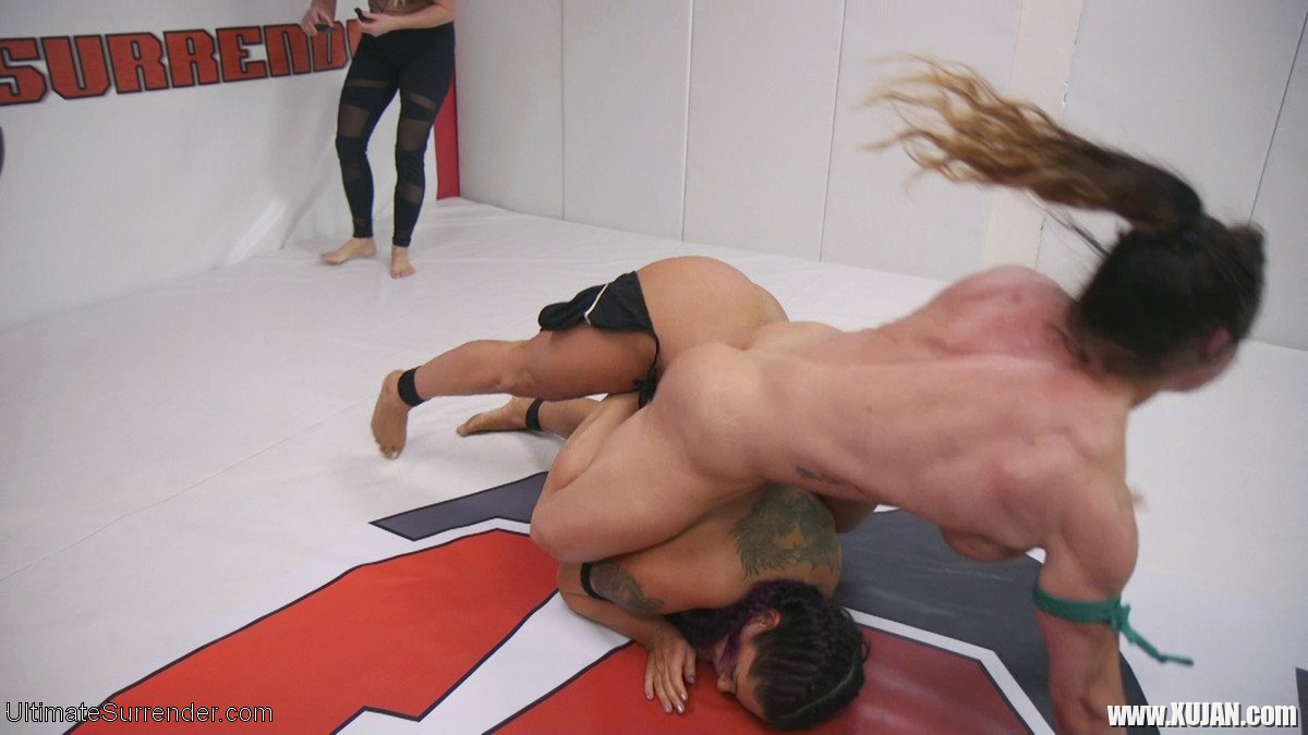 Strong Babe Brandi Mae wrestles and fucks a Chick - Photo #1696750
